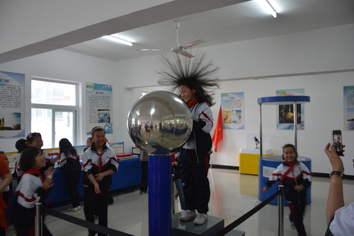 (图)竹山张振武小学学生走进科技馆体验科技魅力